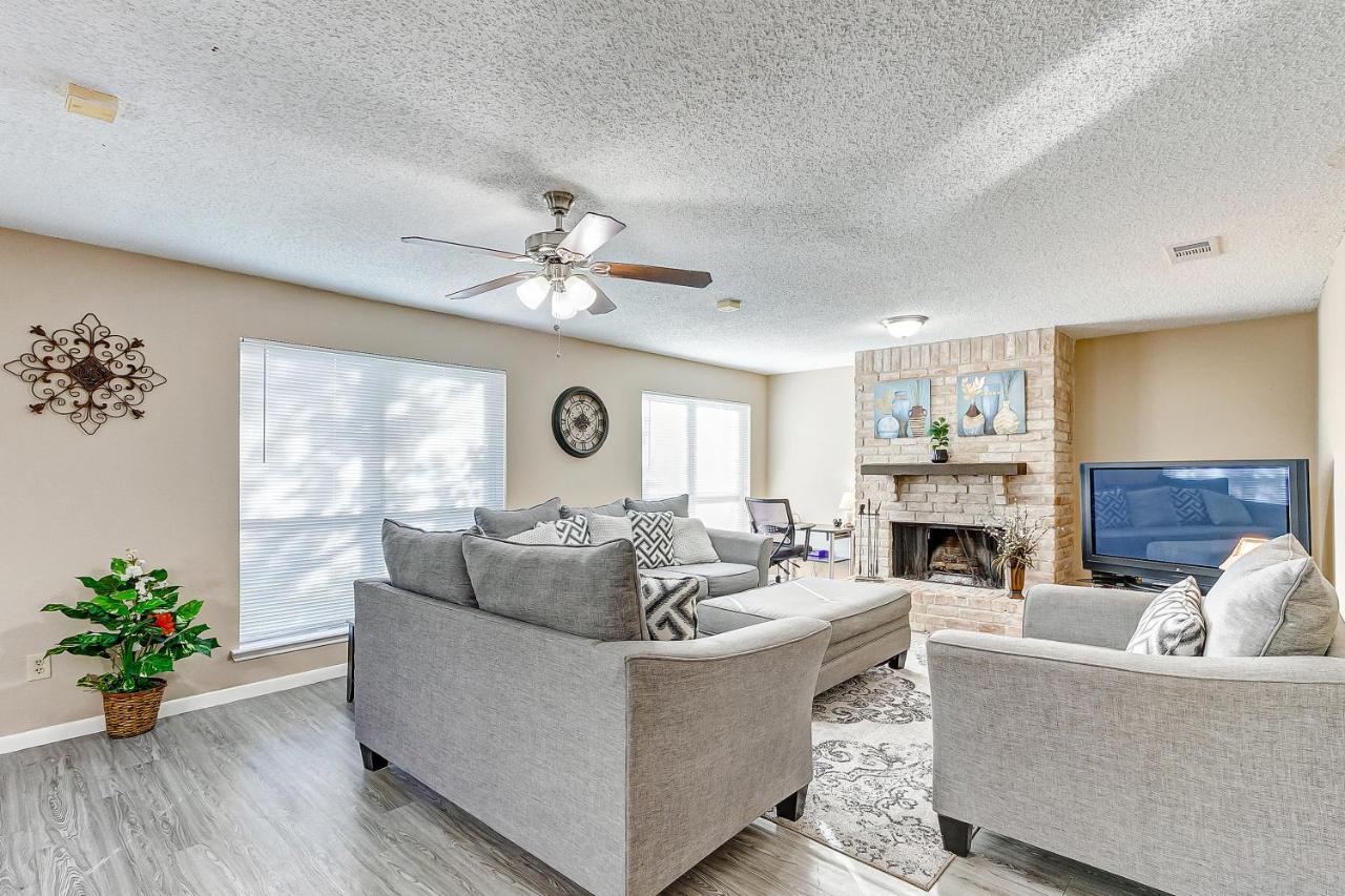Cheerful 3-Bedroom Home With Indoor Fireplace Houston Luaran gambar